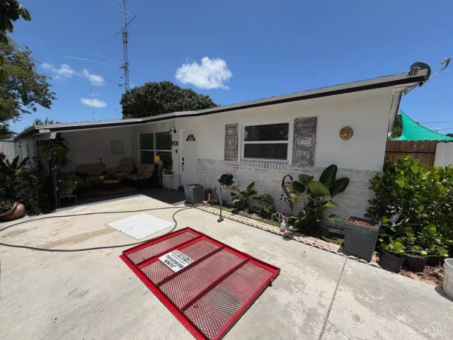 5-bedroom home for sale in West Palm Beach - 912 MONTEGO Drive - MondialRealty