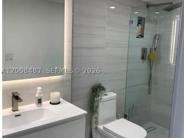 2-bedroom condo for rent in Miami Beach - 2555 Collins Ave 1906 - MondialRealty