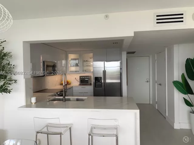 2-bedroom condo for rent in Miami Beach - 2555 Collins Ave 1906 - MondialRealty