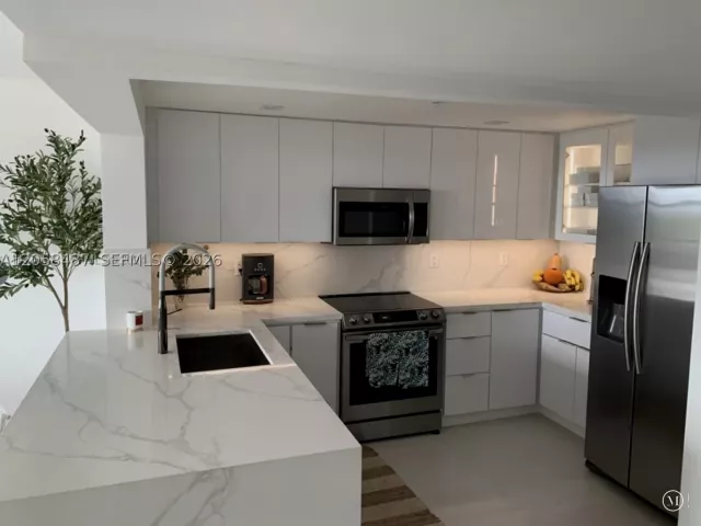 2-bedroom condo for rent in Miami Beach - 2555 Collins Ave 1906 - MondialRealty