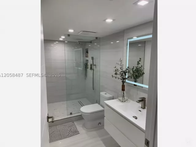 2-bedroom condo for rent in Miami Beach - 2555 Collins Ave 1906 - MondialRealty