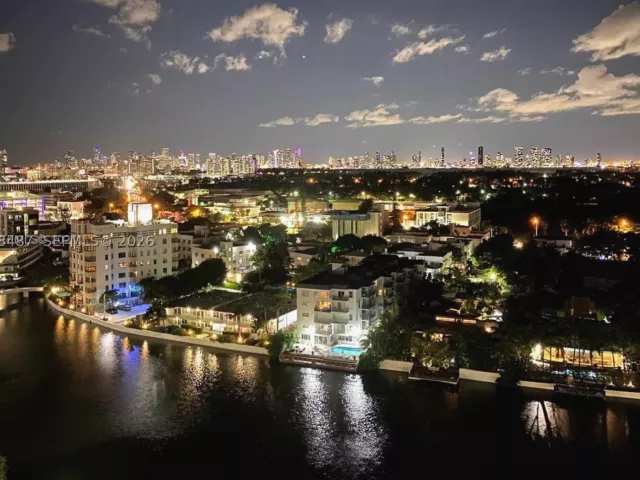 2-bedroom condo for rent in Miami Beach - 2555 Collins Ave 1906 - MondialRealty