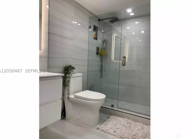 2-bedroom condo for rent in Miami Beach - 2555 Collins Ave 1906 - MondialRealty