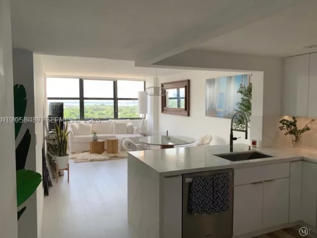 2-bedroom condo for rent in Miami Beach - 2555 Collins Ave 1906 - MondialRealty