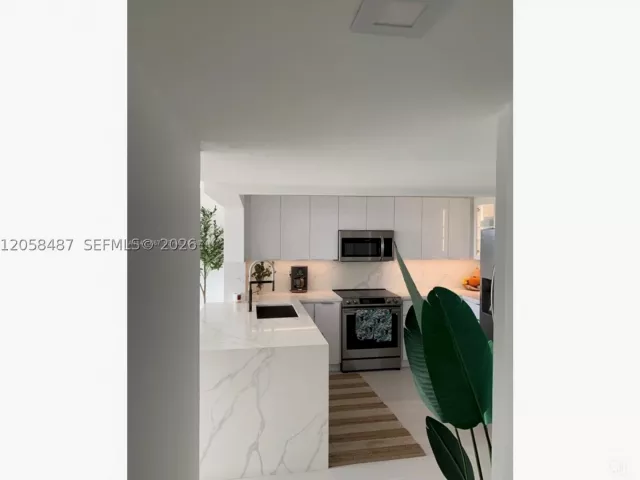 2-bedroom condo for rent in Miami Beach - 2555 Collins Ave 1906 - MondialRealty