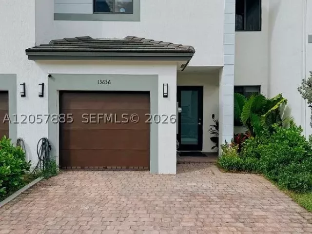 3-bedroom home for sale in Miami - 13636 SW 157th Ct - MondialRealty