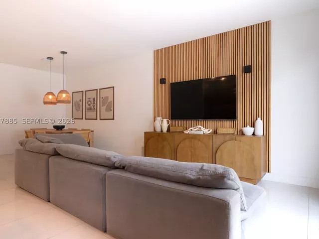 3-bedroom home for sale in Miami - 13636 SW 157th Ct - MondialRealty