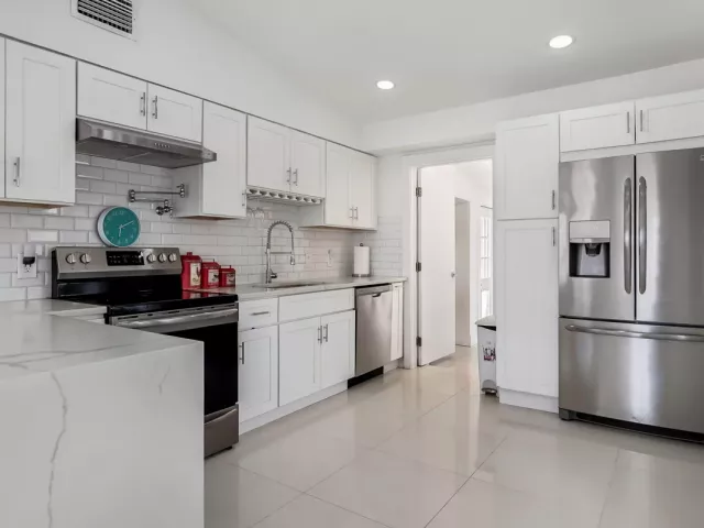 3-bedroom home for sale in Boca Raton - 218 GLOUCHESTER Street - MondialRealty