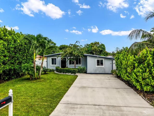 3-bedroom home for sale in Boca Raton - 218 GLOUCHESTER Street - MondialRealty