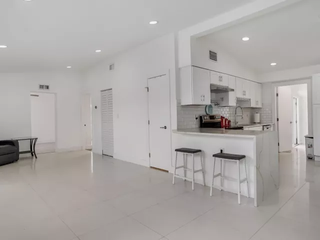 3-bedroom home for sale in Boca Raton - 218 GLOUCHESTER Street - MondialRealty