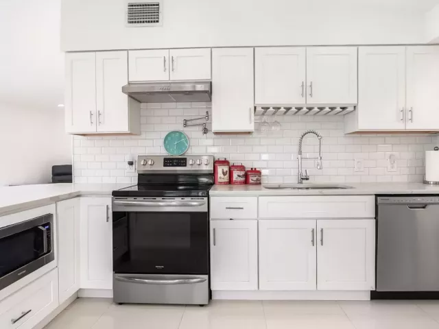 3-bedroom home for sale in Boca Raton - 218 GLOUCHESTER Street - MondialRealty