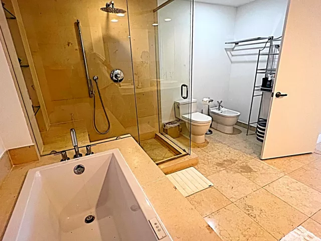 2-bedroom condo for sale in Miami - 495 BRICKELL Avenue 1605 - MondialRealty