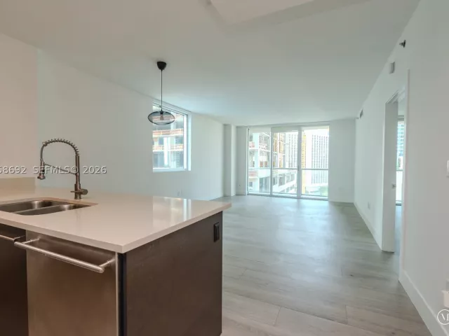 2-bedroom condo for sale in Miami - 500 Brickell Ave 1407 - MondialRealty