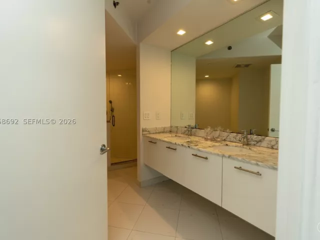 2-bedroom condo for sale in Miami - 500 Brickell Ave 1407 - MondialRealty