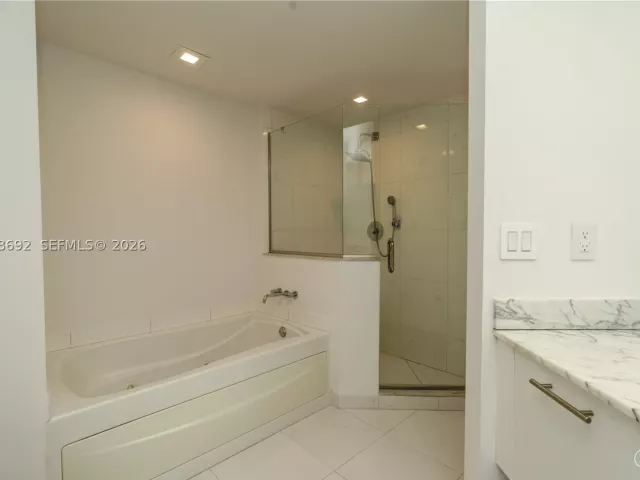 2-bedroom condo for sale in Miami - 500 Brickell Ave 1407 - MondialRealty