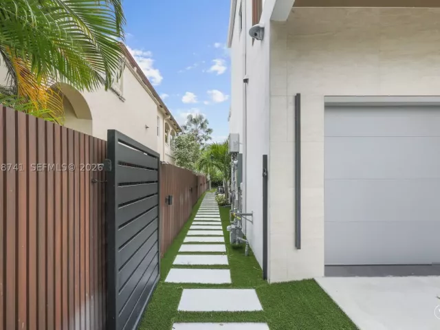5-bedroom home for sale in Fort Lauderdale - 436 NE 10th Ave - MondialRealty