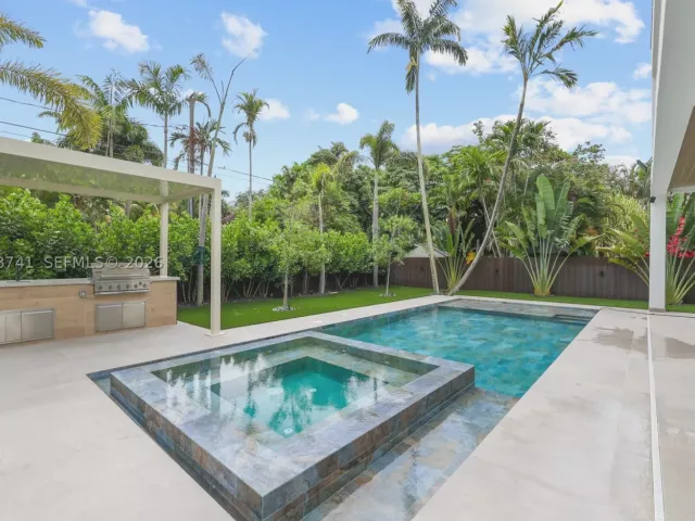5-bedroom home for sale in Fort Lauderdale - 436 NE 10th Ave - MondialRealty