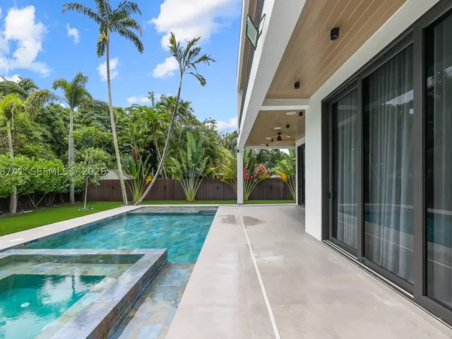 5-bedroom home for sale in Fort Lauderdale - 436 NE 10th Ave - MondialRealty