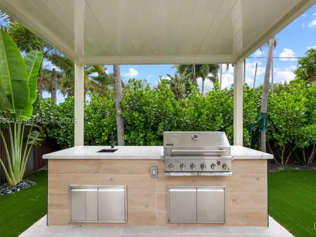 5-bedroom home for sale in Fort Lauderdale - 436 NE 10th Ave - MondialRealty