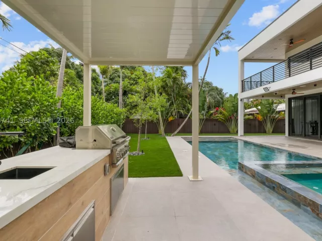 5-bedroom home for sale in Fort Lauderdale - 436 NE 10th Ave - MondialRealty