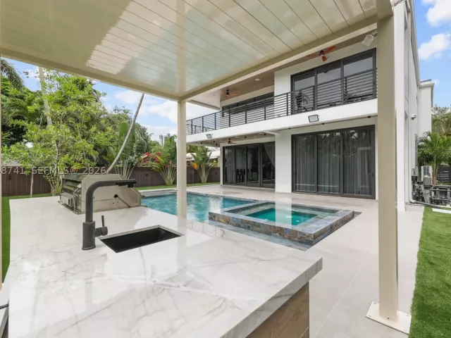 5-bedroom home for sale in Fort Lauderdale - 436 NE 10th Ave - MondialRealty