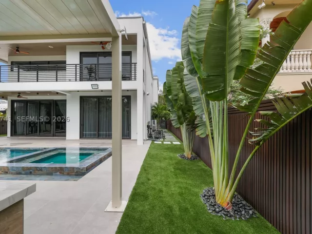 5-bedroom home for sale in Fort Lauderdale - 436 NE 10th Ave - MondialRealty