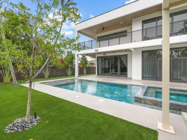 5-bedroom home for sale in Fort Lauderdale - 436 NE 10th Ave - MondialRealty