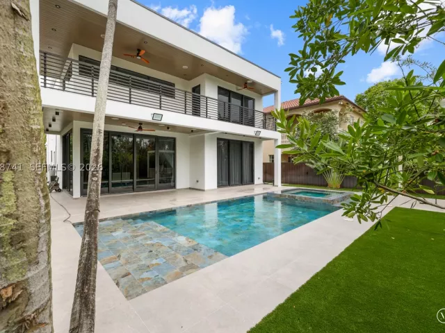 5-bedroom home for sale in Fort Lauderdale - 436 NE 10th Ave - MondialRealty