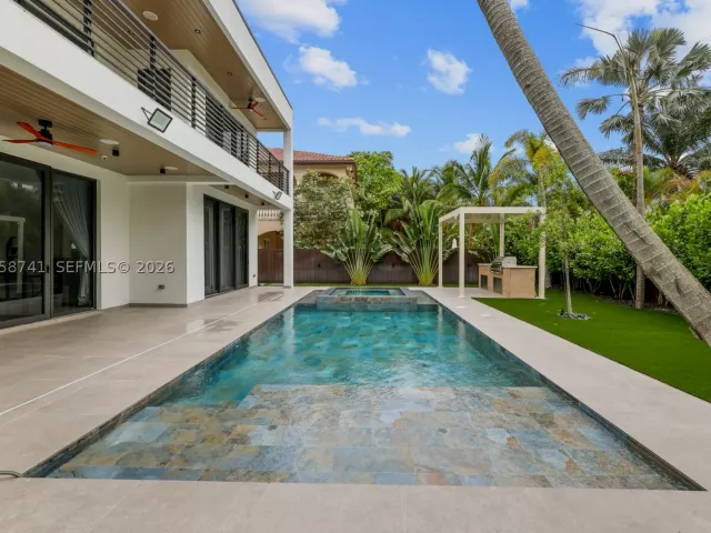 5-bedroom home for sale in Fort Lauderdale - 436 NE 10th Ave - MondialRealty