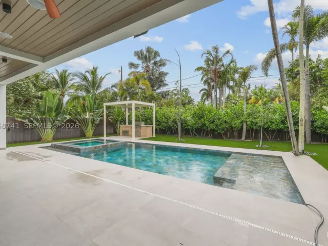 5-bedroom home for sale in Fort Lauderdale - 436 NE 10th Ave - MondialRealty