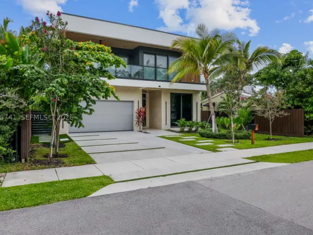 5-bedroom home for sale in Fort Lauderdale - 436 NE 10th Ave - MondialRealty