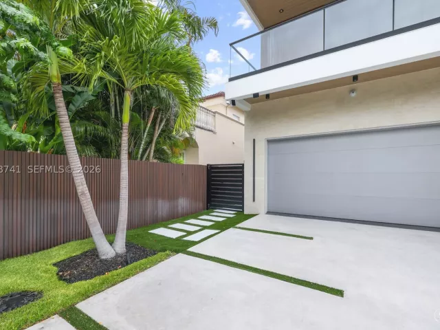 5-bedroom home for sale in Fort Lauderdale - 436 NE 10th Ave - MondialRealty