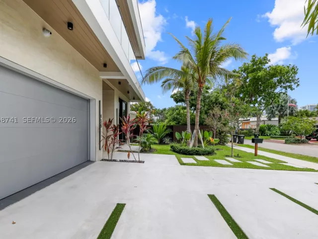 5-bedroom home for sale in Fort Lauderdale - 436 NE 10th Ave - MondialRealty