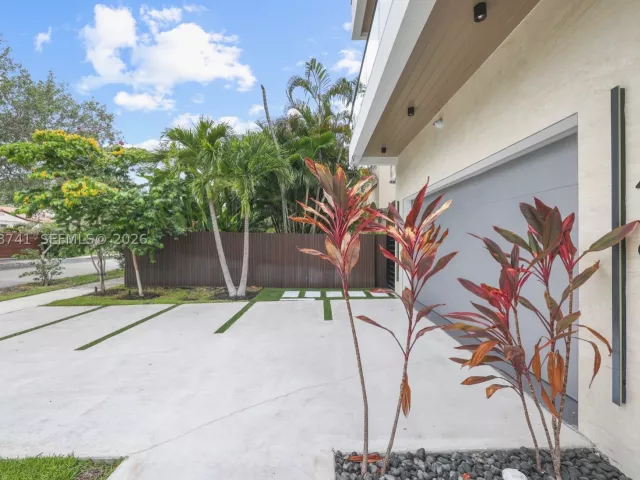 5-bedroom home for sale in Fort Lauderdale - 436 NE 10th Ave - MondialRealty