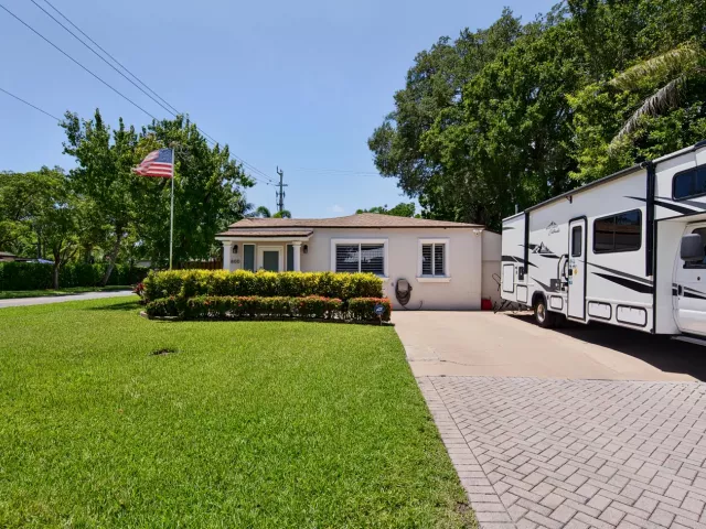 3-bedroom home for sale in Fort Lauderdale - 800 SW 19TH Street - MondialRealty