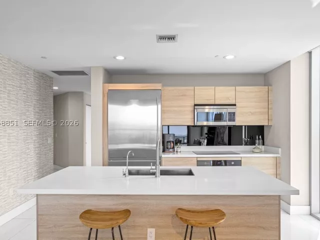 3-bedroom condo for rent in North Miami Beach - 16385 Biscayne Blvd 3201 - MondialRealty