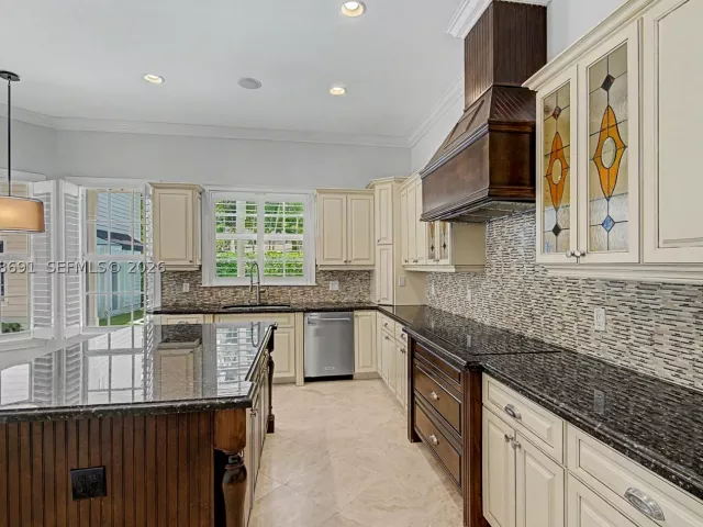 5-bedroom home for rent in Miami - 5000 SW 73rd Ter - MondialRealty