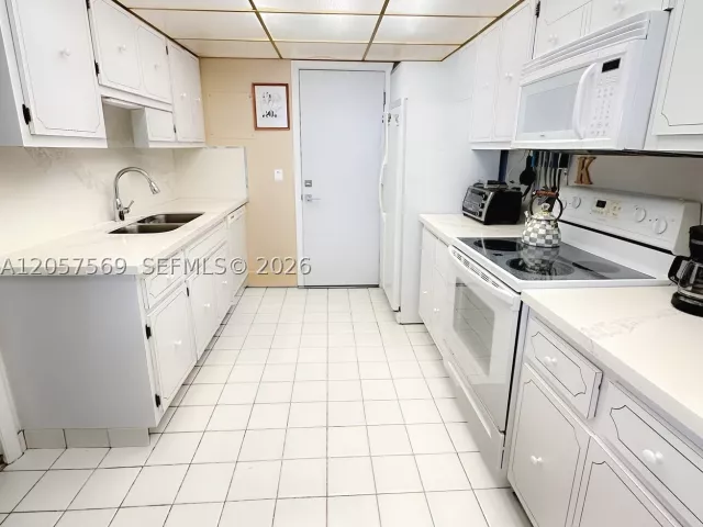 2-bedroom condo for rent in Hallandale Beach - 1904 S Ocean Dr 1803 - MondialRealty