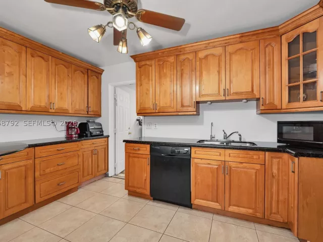 3-bedroom home for sale in Pembroke Pines - 220 SW 65th Ave - MondialRealty