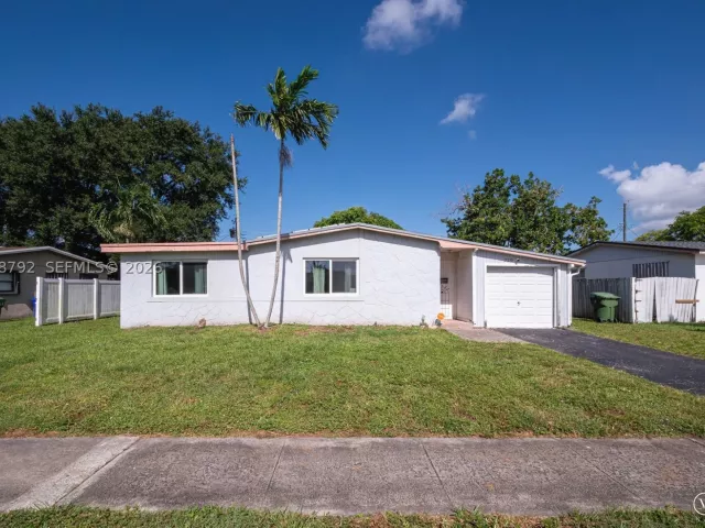 3-bedroom home for sale in Pembroke Pines - 220 SW 65th Ave - MondialRealty