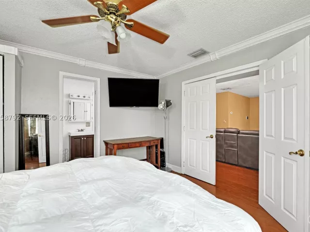 3-bedroom home for sale in Pembroke Pines - 220 SW 65th Ave - MondialRealty