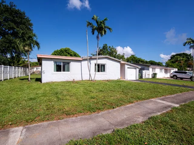 3-bedroom home for sale in Pembroke Pines - 220 SW 65th Ave - MondialRealty