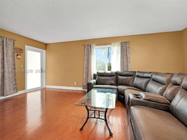 3-bedroom home for sale in Pembroke Pines - 220 SW 65th Ave - MondialRealty