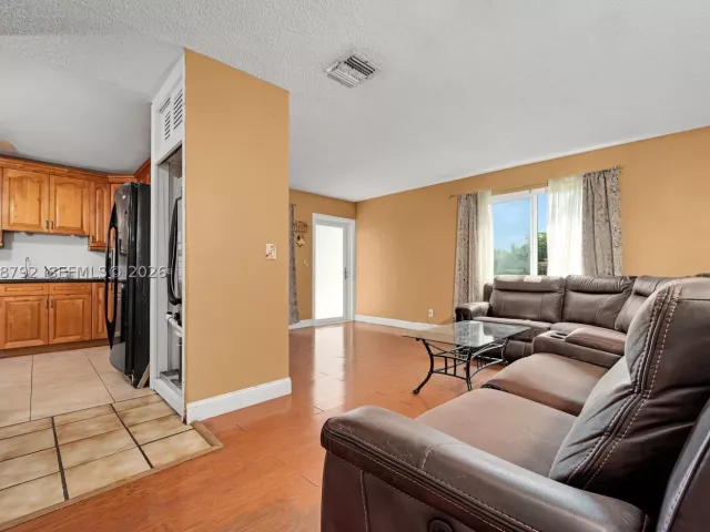 3-bedroom home for sale in Pembroke Pines - 220 SW 65th Ave - MondialRealty