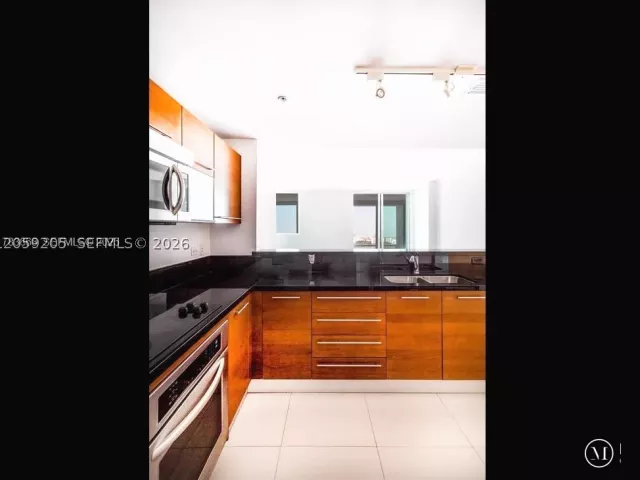 2-bedroom condo for rent in Miami - 244 Biscayne Blvd 1202 - MondialRealty