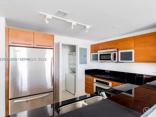 2-bedroom condo for rent in Miami - 244 Biscayne Blvd 1202 - MondialRealty