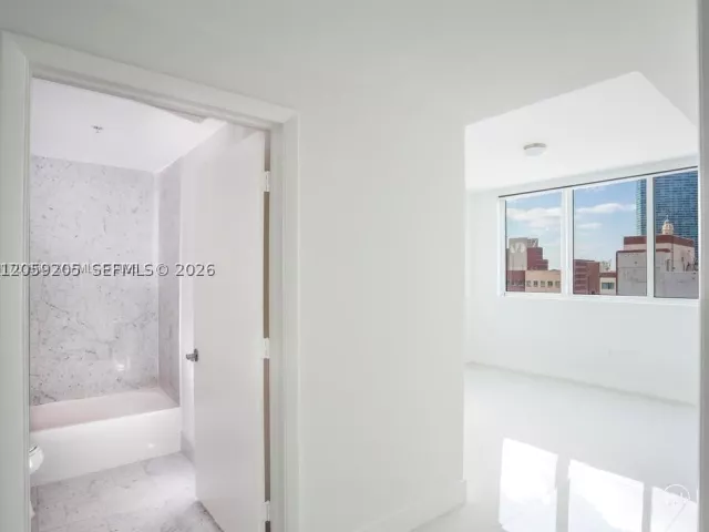 2-bedroom condo for rent in Miami - 244 Biscayne Blvd 1202 - MondialRealty
