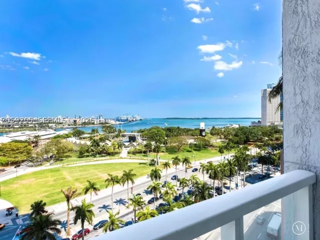 2-bedroom condo for rent in Miami - 244 Biscayne Blvd 1202 - MondialRealty