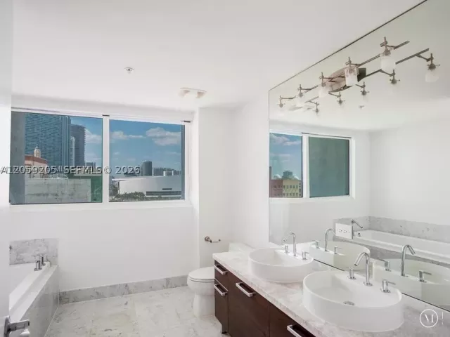 2-bedroom condo for rent in Miami - 244 Biscayne Blvd 1202 - MondialRealty
