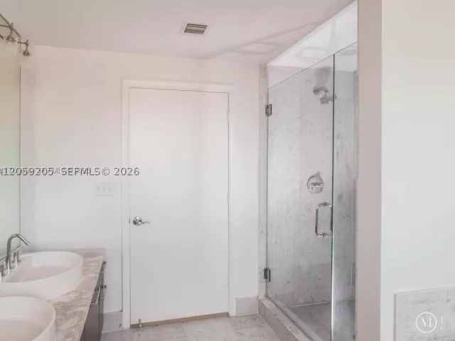 2-bedroom condo for rent in Miami - 244 Biscayne Blvd 1202 - MondialRealty